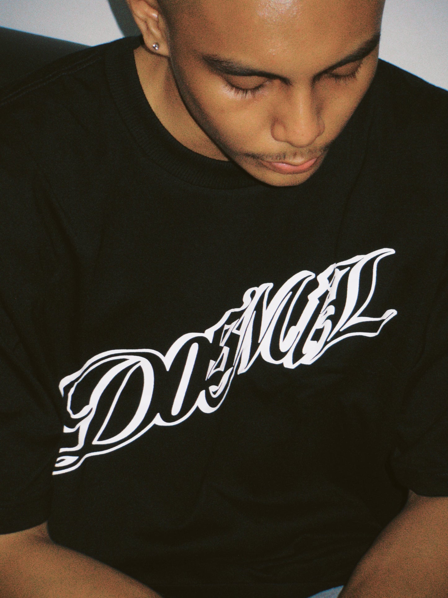 Dosmil Script Tee